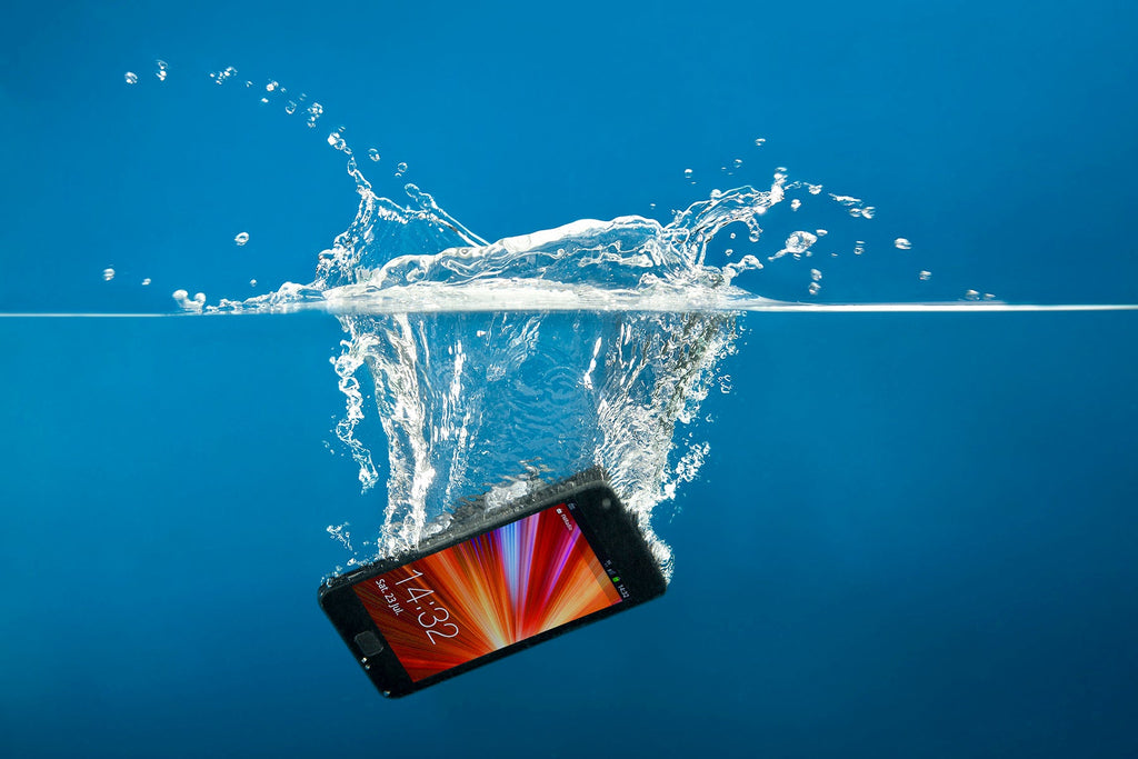 Téléphone tombé dans l’eau : que faire immédiatement ? Gestes à éviter et solutions en 2025