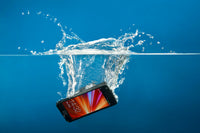Téléphone tombé dans l’eau : que faire immédiatement ? Gestes à éviter et solutions en 2025